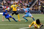 Luzerns Torhueter Jonas Omlin, rechts, stopp dem ball an der Seite von YBs Guillaume Hoarau, mitte, und Luzerns Stefan Knezevic , im Fussball Meisterschaftsspiel der Super League zwischen dem BSC Young Boys und dem FC Luzern, im Stade de Suisse in Bern, am Samstag, 28. April 2018. (KEYSTONE/Anthony Anex) (Bild: ANTHONY ANEX (KEYSTONE))