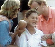 Die verletzte Monica Seles wird kurz nach dem Attentat ärztlich versorgt. (Bild: Keystone/DPA/NDR (Hamburg, 30. April 1993))