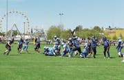 Die Luzern Lions (dunkelblaue Shirts) rennen gegen die Geneva Seahawks vergeblich an. (Bild: Michael Wyss (Luzern, 29. April 2018))
