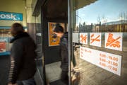 Die Ladenöffnungszeiten einer Stadtsanktgaller Migros-Filiale. Pro City möchte neu unter der Woche bis 20 Uhr und am Samstag bis 18 Uhr öffnen dürfen. Dafür soll der Abendverkauf eine Stunde kürzer werden und nur noch bis 20 Uhr dauern. (Bild: Urs Bucher - 20. Februar 2014)