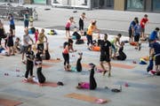 Janosch Nietlispach gibt auf dem Arena-Platz eine Crossfit-Lektion. (Bild: Maria Schmid (Zug, 25. Mai 2016))