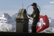 Adrian Grätzer an der Arbeit in luftiger Höhe. (Bild: Tele 1)
