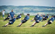 Je nach Gewicht ziehen pro Mannschaft sechs oder sieben Sportler am Seil. (Bild: Reto Martin)
