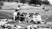 Zwei vergnügte Tage (und eine kalte Nacht) im Zelt verbrachten die jungen Leute, die zur Eröffnung des Campings Ascot als «Statisten» eingeladen worden waren. Die Fotos stammen aus dem Album von Marianne Riedi-Janko, die selbst anwesend war. (Bilder: pd)
