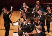 Olli Mustonen (links) trat nicht nur als Pianist, sondern auch als Dirigent des Luzerner Sinfonieorchesters auf. (Bild: Philipp Schmidli (13. Mai 2018))