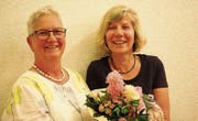 Die neugewählte Synodale Esther Gredig und das neue Behördenmitglied Maja Scheurer freuen sich über die deutliche Wahl. (Bild: PD)