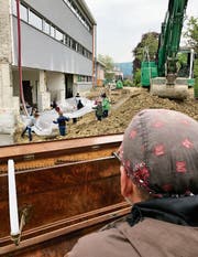 Der St. Galler Künstler Roman Rutishauser begleitet die Schülerinnen und Schüler musikalisch in die Baugrube, die symbolisch zur Lagunenstadt Venedig gewandelt wird. (Bild: Andrea Häusler)