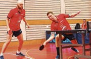 Andrew Rushton (links) und Matiss Burgis (Mitte) spielten unter Beobachtung des Teamkollegen Fredrik Möller (rechts). (Bild: Jörg Roth)