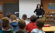 Gespannt lauschen die Kinder den Worten Katja Alves’. (Bild: PD)