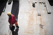 Arbeiter auf der Grossbaustelle Löwengarten-Areal in Rorschach. (Bild: Benjamin Manser (10. April 2018))