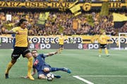 Einsatz total: FCL-Verteidiger Claudio Lustenberger (in Blau) gegen Kevin Mbabu von den Young Boys. (Bild: Urs Lindt/Freshfocus (Bern, 28. April 2018))