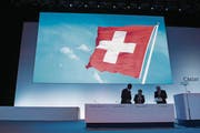 Firmen mit dem Schweizer Kreuz sind begehrt. Im Bild eine Impression von der GV der Grossbank Credit Suisse. (Bild: Ennio Leanza/Keystone (Zürich, 29. April 2016))