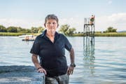 Lebensretterin Eva Büchi beim Ort des Geschehens in der Badi Tägerwilen. (Bild: Thi My Lien Nguyen)