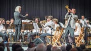 Mutter und Sohn gemeinsam auf der Bühne: Marianne Thalmann dirigiert, Dani Felber spielt Trompete. (Bild: Andrea Stalder)