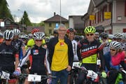 Werner Scherrer, OK-Präsident der Kreuzegg Classic, hier inmitten der Biker, ist es gelungen, die Berglauf-Schweizermeisterschaft ins Toggenburg zu holen. (Bild: Beat Lanzendorfer)