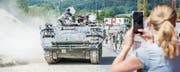 Mit lautem Getöse fahren die Panzer durch die Kiesgrube in Bürglen. Mit dabei sind kleine und grosse Fahrgäste. (Bild: Andrea Stalder)