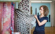 Schöne Stoffe, reiche Geschichte: die Sammlungskuratorin des Textilmuseums, Barbara Karl, bei der Durchsicht verschiedener Stoffmuster. (Bild: Benjamin Manser (St. Gallen, 26. Juni 2017))