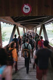 Die Wandergruppe auf dem Dominilochsteg in Hermetschwil-Staffeln AG. (Bild: Ines Häfliger (9. Mai 2018))