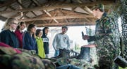 Wie putzt man die Schuhe richtig: Junge Thurgauerinnen und Thurgauer gewinnen einen Eindruck des Militäralltages. (Bild: Andrea Stalder)