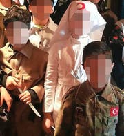 Martialische Inszenierung: Türkischstämmige Schüler spielen in der Mehrzweckhalle Uttwil die Schlacht von Gallipoli nach. (Bild: "Sonntags-Blick")