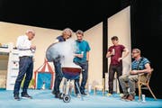 Im Kinderzimmer erzählen sechs Väter ihre Biografie und stossen auf Gemeinsamkeiten wie Widersprüche. (Bild: Ingo Höhn)