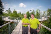 Werner Ackermann, Landwirt und Verwaltungsratspräsident der Genossenschaft Baumwipfelpfad Neckertal, und Regionalförster Christof Gantner sind bereit für die Besucher. (Bild: Urs Bucher)