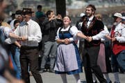 Vor der Jesuitenkriche wird traditionell und feierlich getanzt. Sehr zur Freude des zufälligen Publikums. (Bild: Corinne Glanzmann (Luzerner Zeitung))