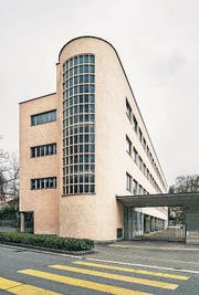 Einblicke in die Kunst des modernen Bauens: (oben) Hauptraum der von Fritz Metzger 1934 erbauten St.-Karl-Kirche, (unten, von links) Unterrichtszimmer in der 1935 von Armin Meili gestalteten Kaserne Allmend, Aussenansicht des Treppenhauses der 1933 realisierten Dula-Schulanlage von Albert Zeyer, Nordfassade der Maihofkirche und des Glockenturms von Otto Dreyer aus dem Jahr 1941. (Bilder: Daniela Burkart, PD)