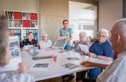 Zum Thema «Waschtag anno dazumal» hat Aktivierungsfachfrau Petra Schmid auch ein Waschbrett mitgebracht. (Bild: Urs Bucher)