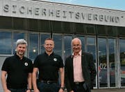 Von links: Geschäftsstellenleiter Marc Schwendener, Kommandant Tom Widmer und Verwaltungsratspräsident Daniel Meili. (Bild: PD)