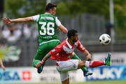 Carlinhos Junior im Zweikampf mit Silvan Hefti. (Bild: GABRIELE PUTZU (KEYSTONE/TI-PRESS))