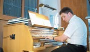 Michal Markuszewski an der Orgel in der Pfarrkirche St. Martin. (Bild: Maria Schmid (Baar, 7. Mai 2018))