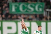 St. Gallen kann trotz dem Handzeichen von Peter Tschernegg die Flut an Gegentoren nicht stoppen. (Bild: BENJAMIN MANSER)