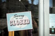 Schild "Sorry we are closed" im Schaufenster (Bild: Urs Bucher)