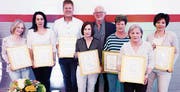 Ein letztes Mal gratulierte André Meyer langjährigen Mitarbeitenden (von links): Sandra Zwyssig (5 Jahre), Chrisula Ballakis (25 Jahre), Felix Tremmel (15 Jahre), Nives Spiga (40 Jahren), André Meyer, Elsbeth Rutz (30 Jahre), Annemarie Scherrer und Erika Roth (beide 20 Jahre). (Bild: PD)