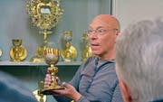 Gianni Christen zeigt einen Kelch aus dem Kirchenschatz. (Bild: Monika Wick)