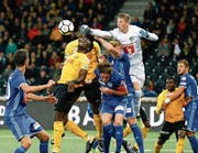 Luzerns Abwehr um Goalie Jonas Omlin (helles Dress) wird gegen YB viel Arbeit bekommen. (Bild: Peter Klaunzer/Keystone (Bern, 20. September 2017))