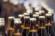 Die Produktion in der Abfuellerei des neuen "Migi Braeu Lager" der neuen Brauerei Lussi der Lussi Getraenke AG in Stans am Dienstag, 20. Maerz 2018 laeuft auf Hochtouren. Das neue Bier ist ab dieser Woche auf dem Markt. (KEYSTONE/Urs Flueeler) (Bild: URS FLUEELER (KEYSTONE))