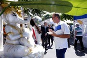 Auch besondere Dekoration gabs an der Zuger Seepromenade zu sehen. Bild: Werner Schelbert (Zug, 12. Mai 2018)