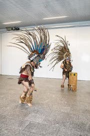 «Lebenskraft»-Aussteller führen einen aztekischen Heilungstanz auf. (Bild: Benjamin Manser (Zürich, 3. Mai 2018))