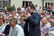 Das Volk hat gewählt, das Jackett sitzt: Franz Fässler begibt sich als neuer stillstehender Hauptmann von Appenzell nach vorne. (Bild: Roger Fuchs)