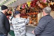 Die Schiessbude ist noch immer beliebt. (Bild: Heini Schwendener)