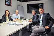 Zufriedene Gesichter an der Pressekonferenz: Schulfinanzchefin Ariana Brühwiler, Schulpräsident Linus Köppel, Gemeindepräsident Hans Mäder und Finanzvorsteher Alexander Kredt. (Bild: Olaf Kühne)