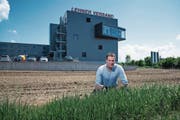 Thomas Meier, Geschäftsführer der Lehner Versand AG, auf der Fläche, die er gerne bebauen würde. (Bild: Roger Grütter (Schenkon, 8. Mai 2018))