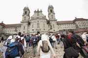 Wallfahrer strömen in die Klosterkirche Einsiedeln. (Bild: Christof Borner-Keller/ZZ)
