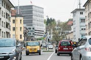 Heute fahren im Schnitt täglich 19'000 Fahrzeuge auf der Zürcher Strasse durchs Lachen-Quartier. (Bild: Hanspeter Schiess)