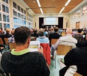 Kantonsvertreter informierten in Lengwil über das Projekt Oberlandstrasse (OLS). (Bild: Donato Caspari)