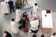 Neumitglieder knien vor Grossmeister Edwin Frederick O’Brien, um von ihm durch das Schwert zum Ritter geschlagen zu werden. (Bild: Corinne Glanzmann (Luzern, 12. Mai 2018))