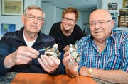 Elektromeister Walter Reisch sowie Beatrice und Fritz Dietrich mit den defekten Sicherungselementen. (Bild: Margrith Pfister-Kübler)