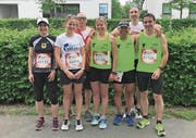Die Läufer der LA TV Erstfeld mit ihrem Betreuer vor dem Start zum Wings for Life World Run in Zug. (Bild: PD)